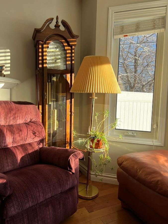 Lovely Comfy Home Private Bath In Central YYC Esterno foto