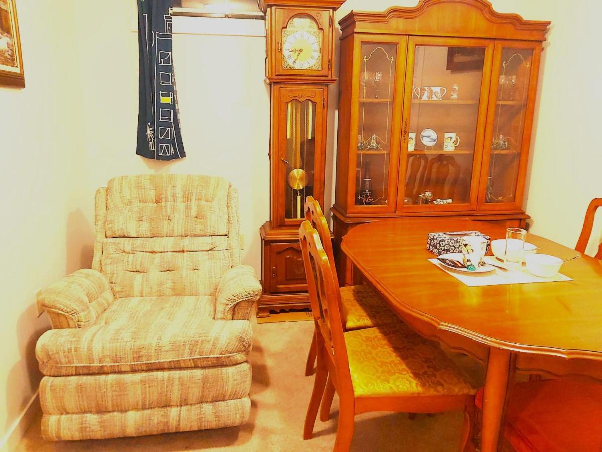Lovely Comfy Home Private Bath In Central YYC Esterno foto