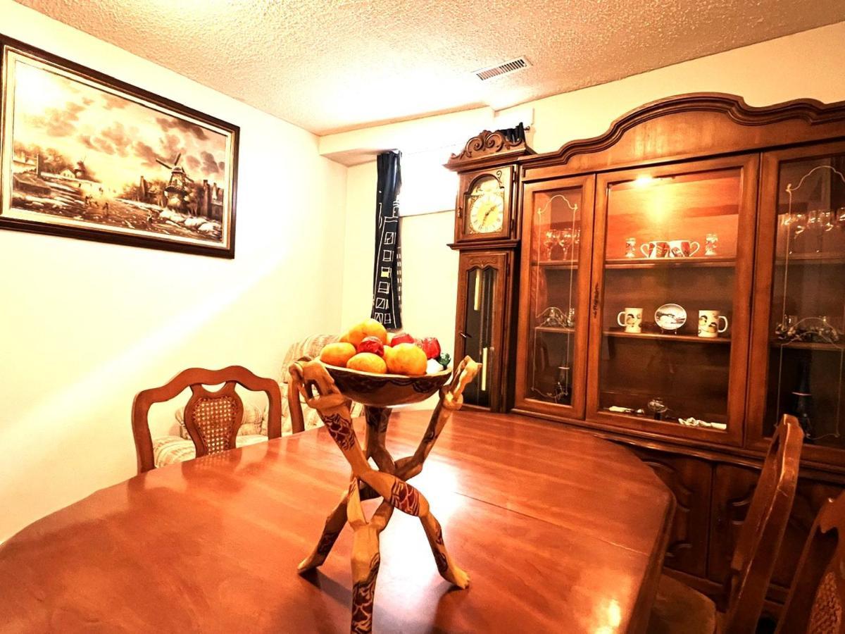Lovely Comfy Home Private Bath In Central YYC Esterno foto