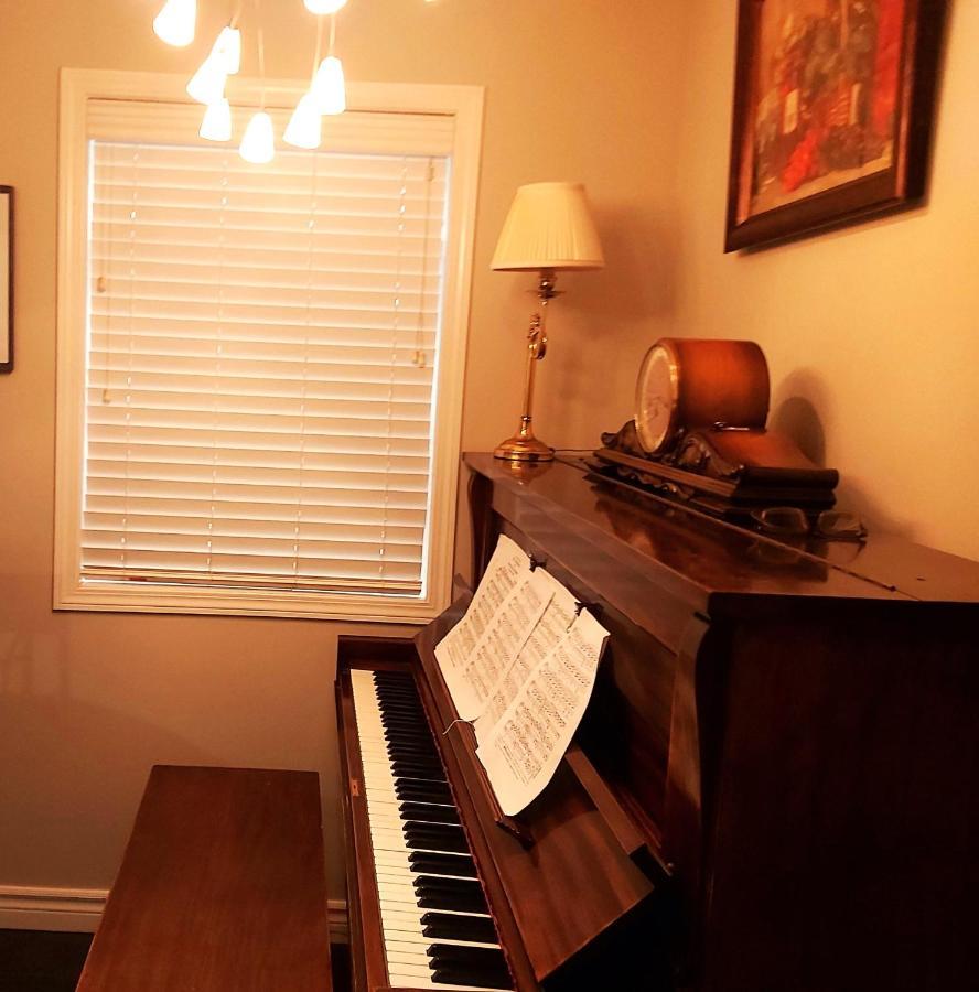 Lovely Comfy Home Private Bath In Central YYC Esterno foto